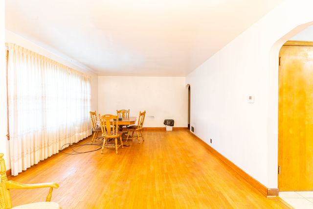 7635 W 65th Place, Bedford Park, IL 60501