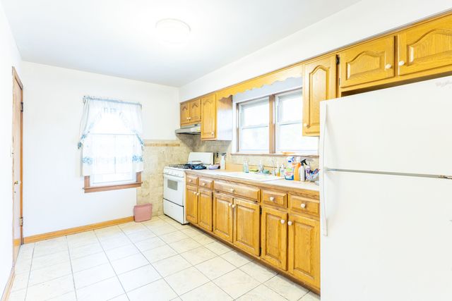 7635 W 65th Place, Bedford Park, IL 60501