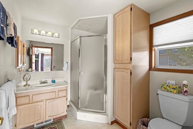 7431 Rogue River Drive, Shady Cove, OR 97539