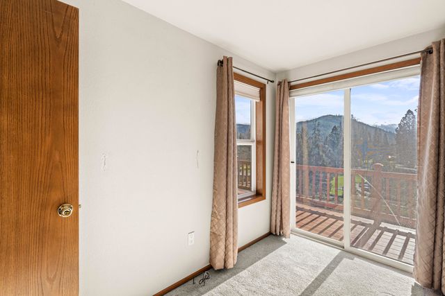 7431 Rogue River Drive, Shady Cove, OR 97539