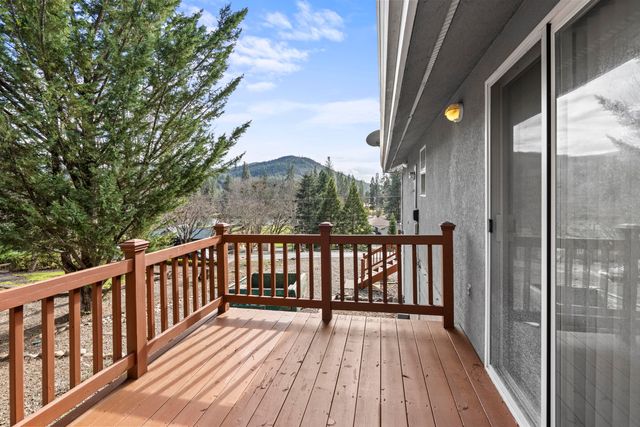 7431 Rogue River Drive, Shady Cove, OR 97539