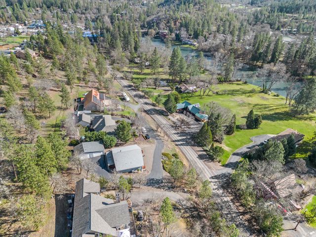 7431 Rogue River Drive, Shady Cove, OR 97539