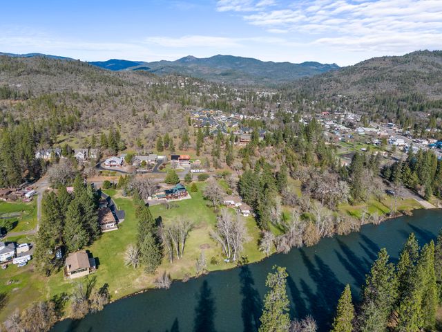 7431 Rogue River Drive, Shady Cove, OR 97539