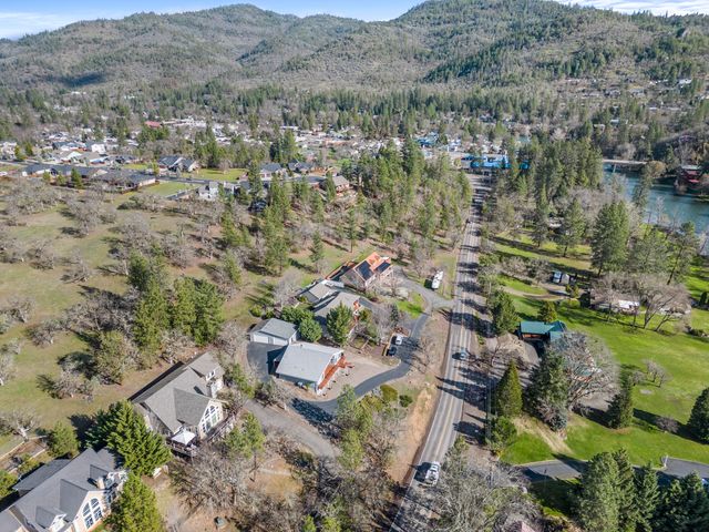 7431 Rogue River Drive, Shady Cove, OR 97539