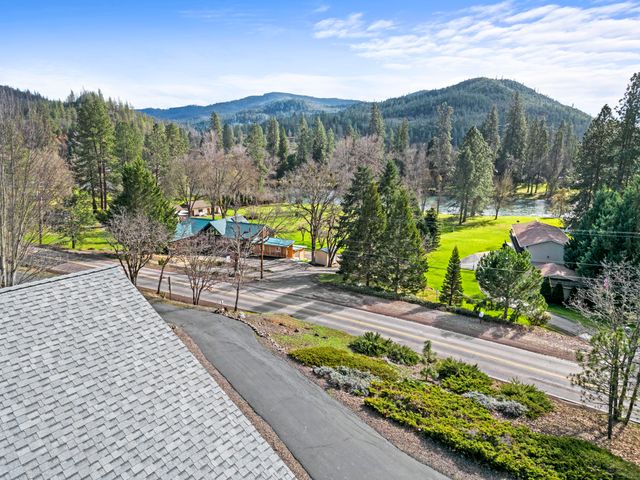 7431 Rogue River Drive, Shady Cove, OR 97539