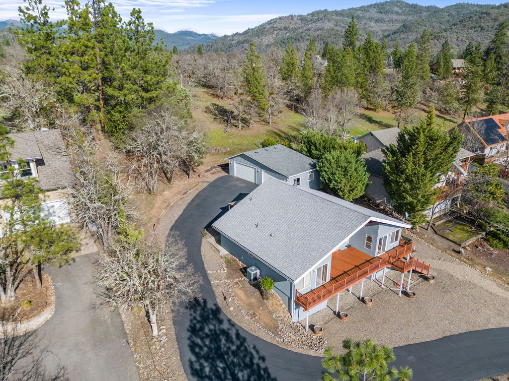 7431 Rogue River Drive, Shady Cove, OR 97539