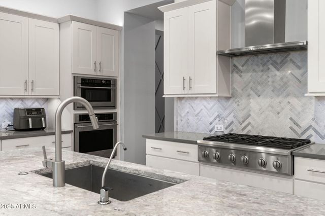 2052 E CRESCENT Way, Gilbert, AZ 85298