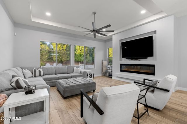 2052 E CRESCENT Way, Gilbert, AZ 85298