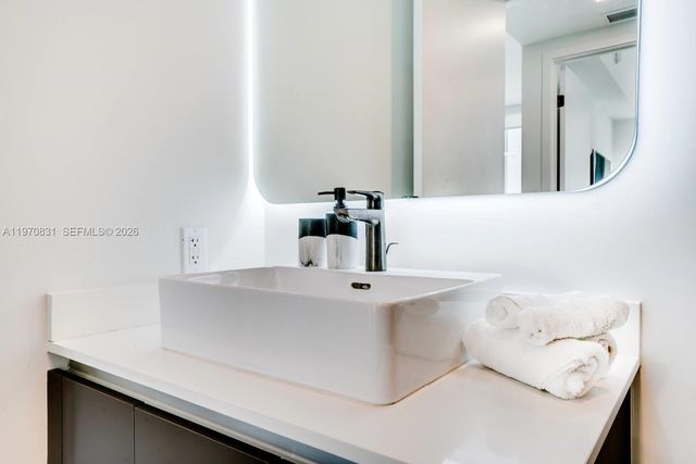 227 NE 2nd St 1909, Miami, FL 33132