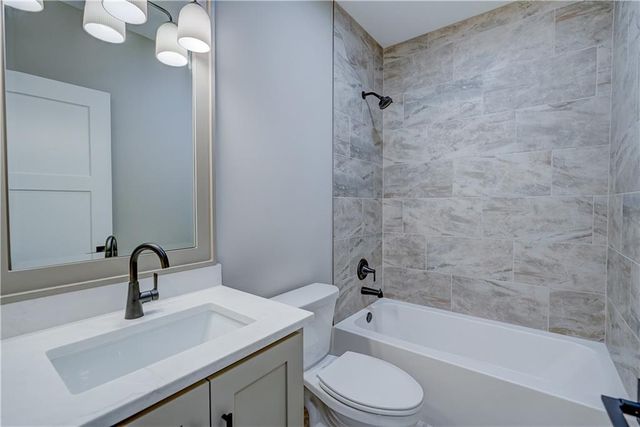 2 Red Fox Circle, Lake Winnebago, MO 64034