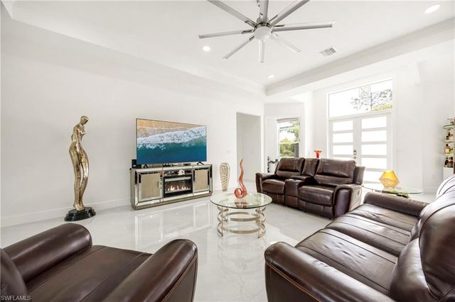 909 8th ST SE, Naples, FL 34117