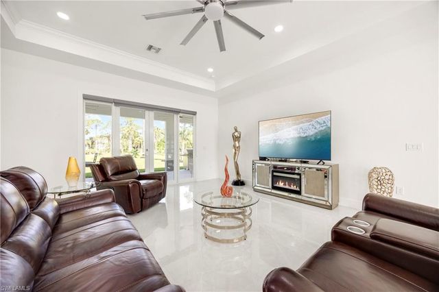 909 8th ST SE, Naples, FL 34117