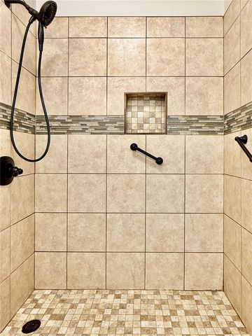 18013 VILLA CREEK DRIVE, Tampa, FL 33647