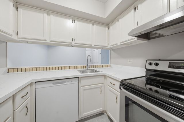7505 175th Street 124, Tinley Park, IL 60477