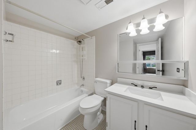 7505 175th Street 124, Tinley Park, IL 60477