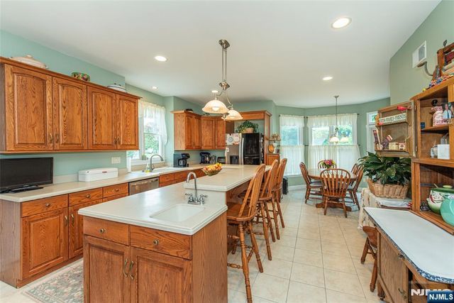 37 Thomas, Wayne, NJ 07470
