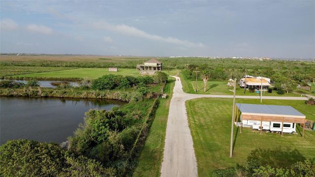 819 Highway 87, Gilchrist, TX 77617