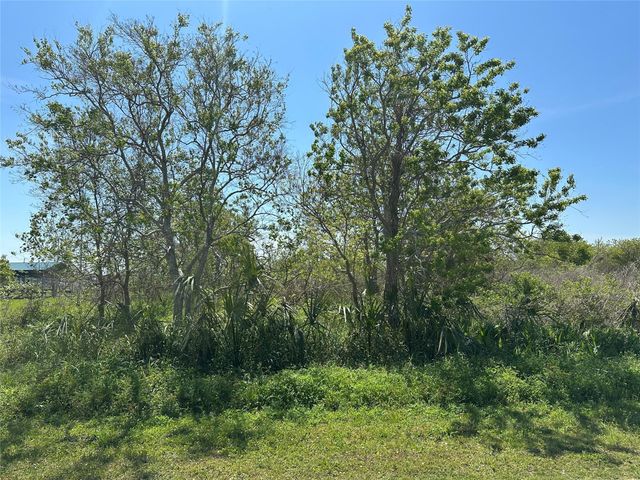819 Highway 87, Gilchrist, TX 77617