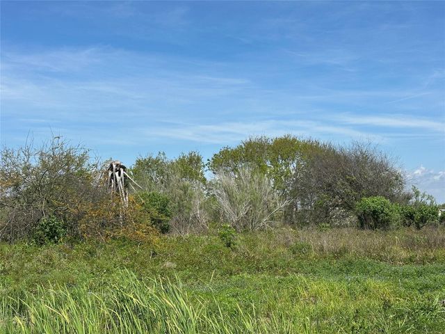 819 Highway 87, Gilchrist, TX 77617