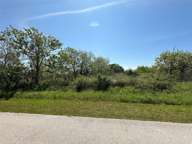 819 Highway 87, Gilchrist, TX 77617