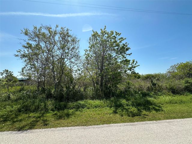 819 Highway 87, Gilchrist, TX 77617