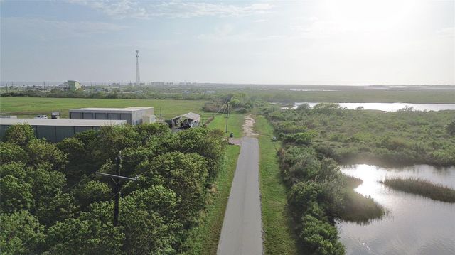819 Highway 87, Gilchrist, TX 77617
