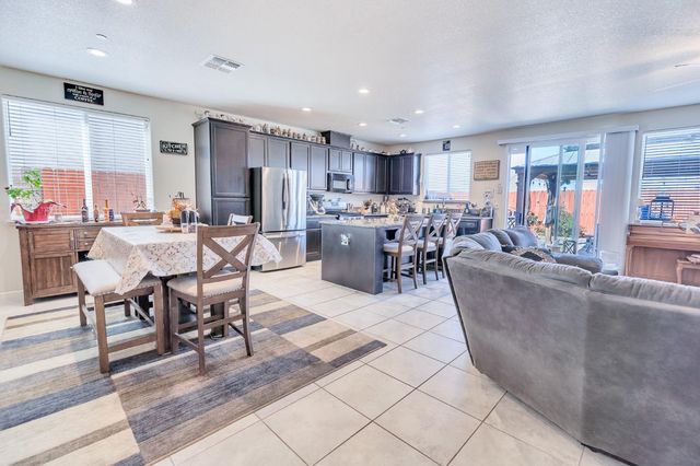 652 Pinelli Dr, Los Banos, CA 93635