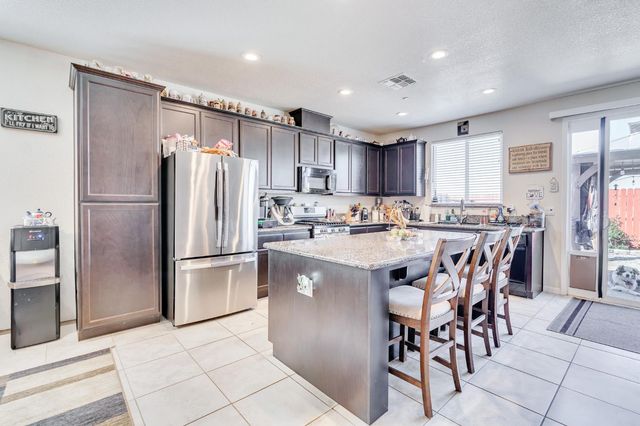 652 Pinelli Dr, Los Banos, CA 93635