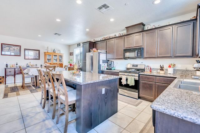 652 Pinelli Dr, Los Banos, CA 93635