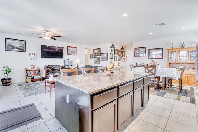 652 Pinelli Dr, Los Banos, CA 93635