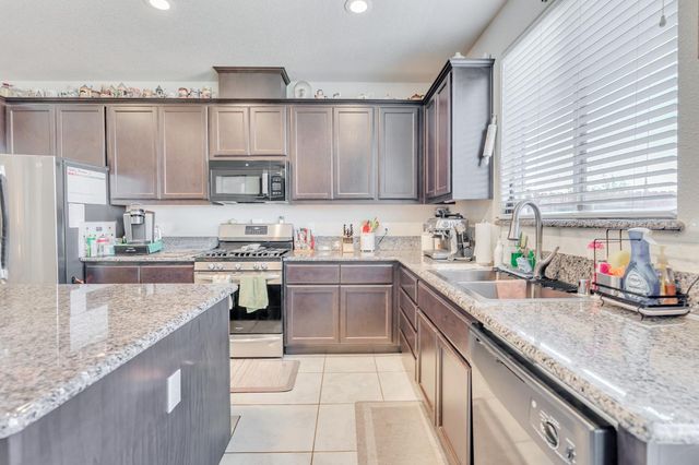 652 Pinelli Dr, Los Banos, CA 93635