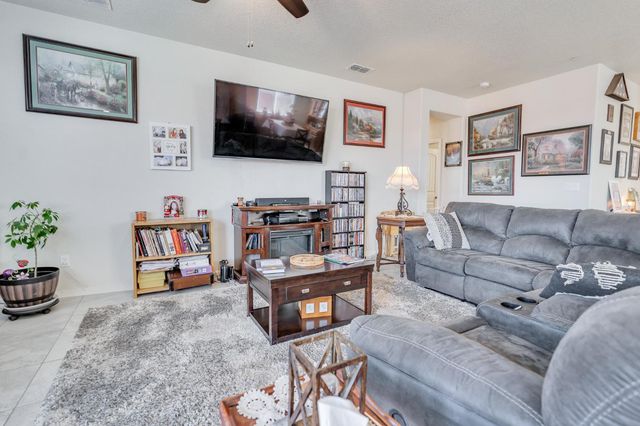 652 Pinelli Dr, Los Banos, CA 93635