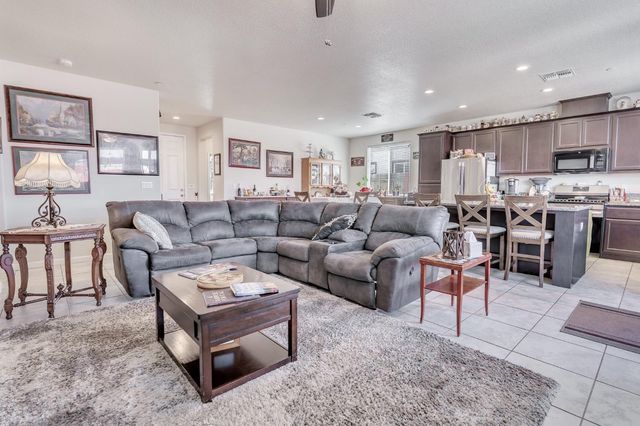 652 Pinelli Dr, Los Banos, CA 93635