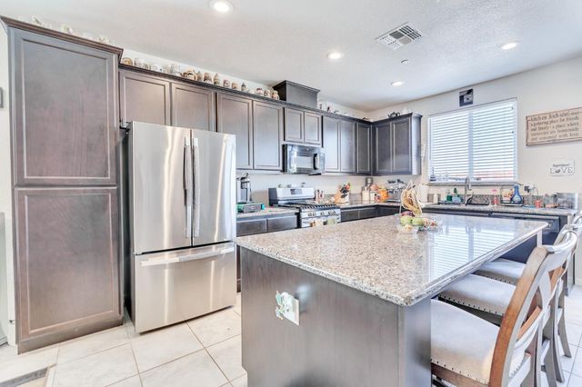 652 Pinelli Dr, Los Banos, CA 93635