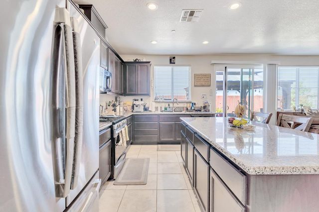 652 Pinelli Dr, Los Banos, CA 93635