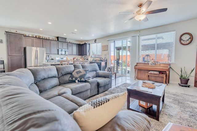 652 Pinelli Dr, Los Banos, CA 93635