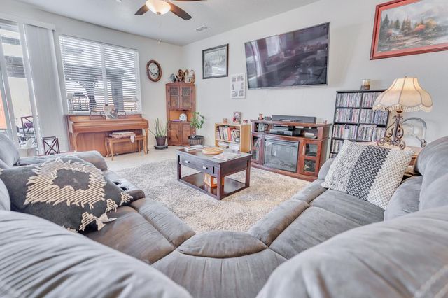 652 Pinelli Dr, Los Banos, CA 93635