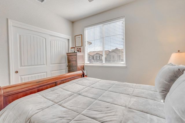 652 Pinelli Dr, Los Banos, CA 93635