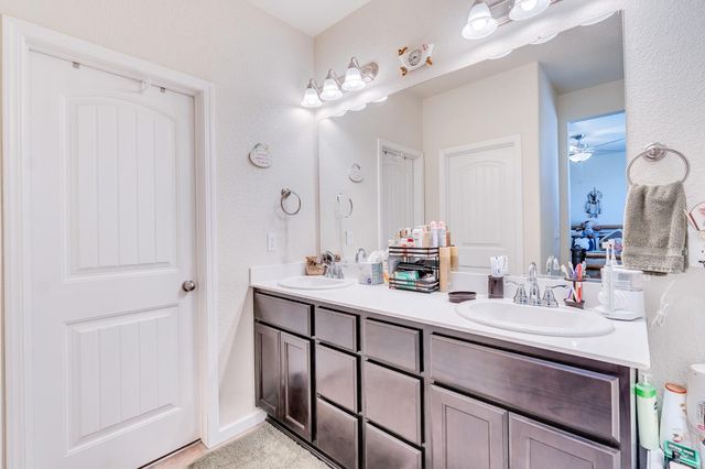 652 Pinelli Dr, Los Banos, CA 93635