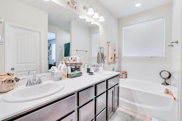 652 Pinelli Dr, Los Banos, CA 93635