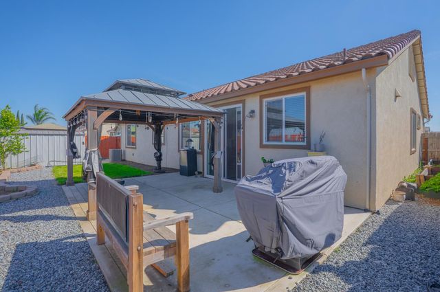652 Pinelli Dr, Los Banos, CA 93635