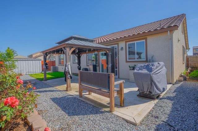652 Pinelli Dr, Los Banos, CA 93635