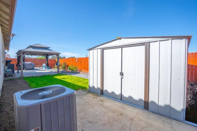 652 Pinelli Dr, Los Banos, CA 93635