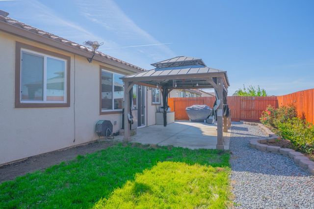 652 Pinelli Dr, Los Banos, CA 93635