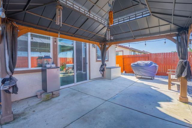 652 Pinelli Dr, Los Banos, CA 93635