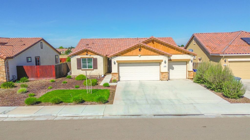 652 Pinelli Dr, Los Banos, CA 93635