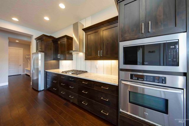 12141 W Pinewood River Ln, Star, ID 83669