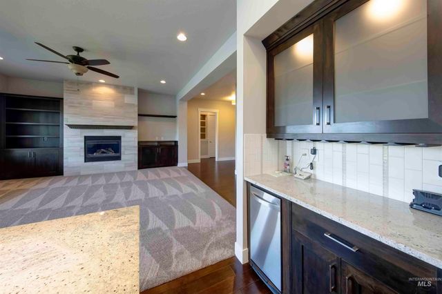 12141 W Pinewood River Ln, Star, ID 83669