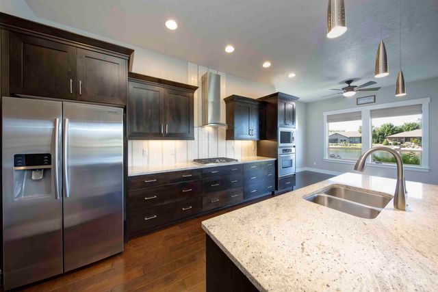 12141 W Pinewood River Ln, Star, ID 83669