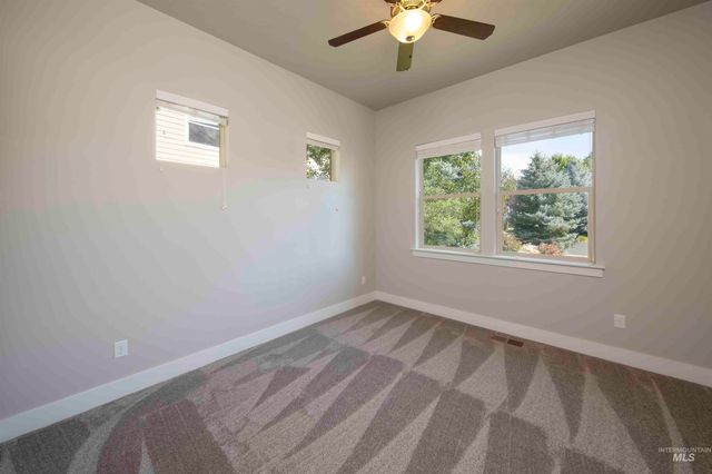 12141 W Pinewood River Ln, Star, ID 83669